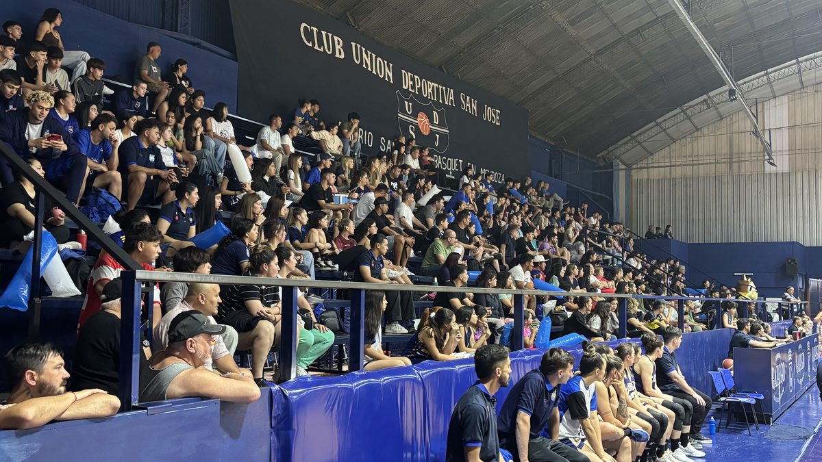 Hinchada del Sanjo en la tribuna